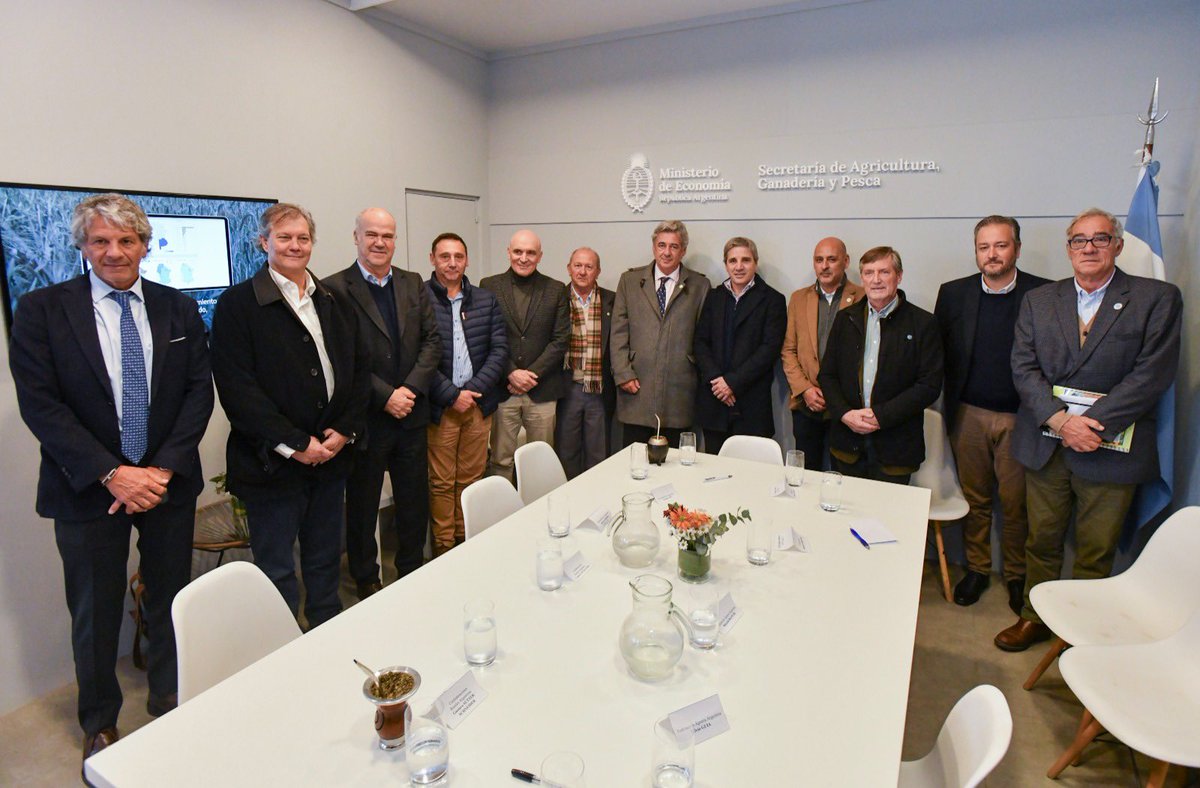 LuisCaputoAR's tweet photo. Excelente visita y reunión de trabajo junto al profe @jlespert Juan Pazo y Sergio Iraeta con
el presidente de la Sociedad Rural @NicolasPinoSRA y toda la mesa de enlace. 
Muy importante escucharlos, contarles en mayor detalle nuestro programa económico, y transmitirles nuestro compromiso con el sector. 🇦🇷🇦🇷🇦🇷