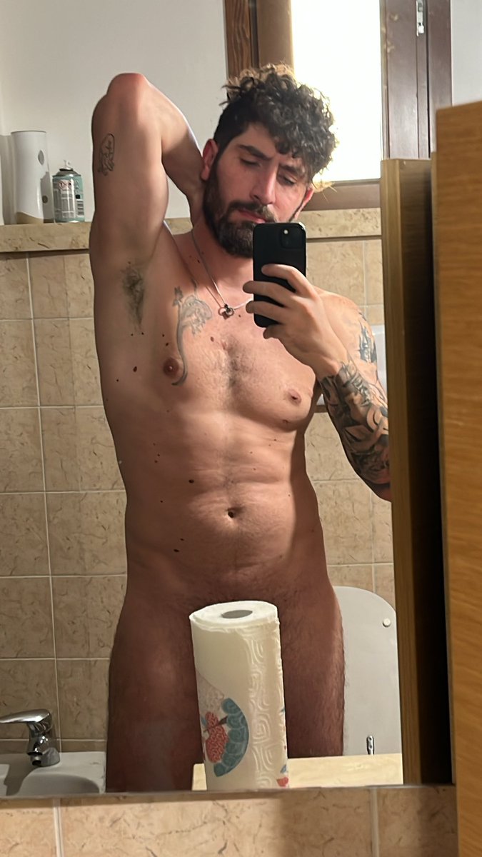 Dayoff1108's tweet photo. Finalmente a casaaaaaaaa giornata di lavoro finita 💪🏻😂😘 https://t.co/hsWoit7z42