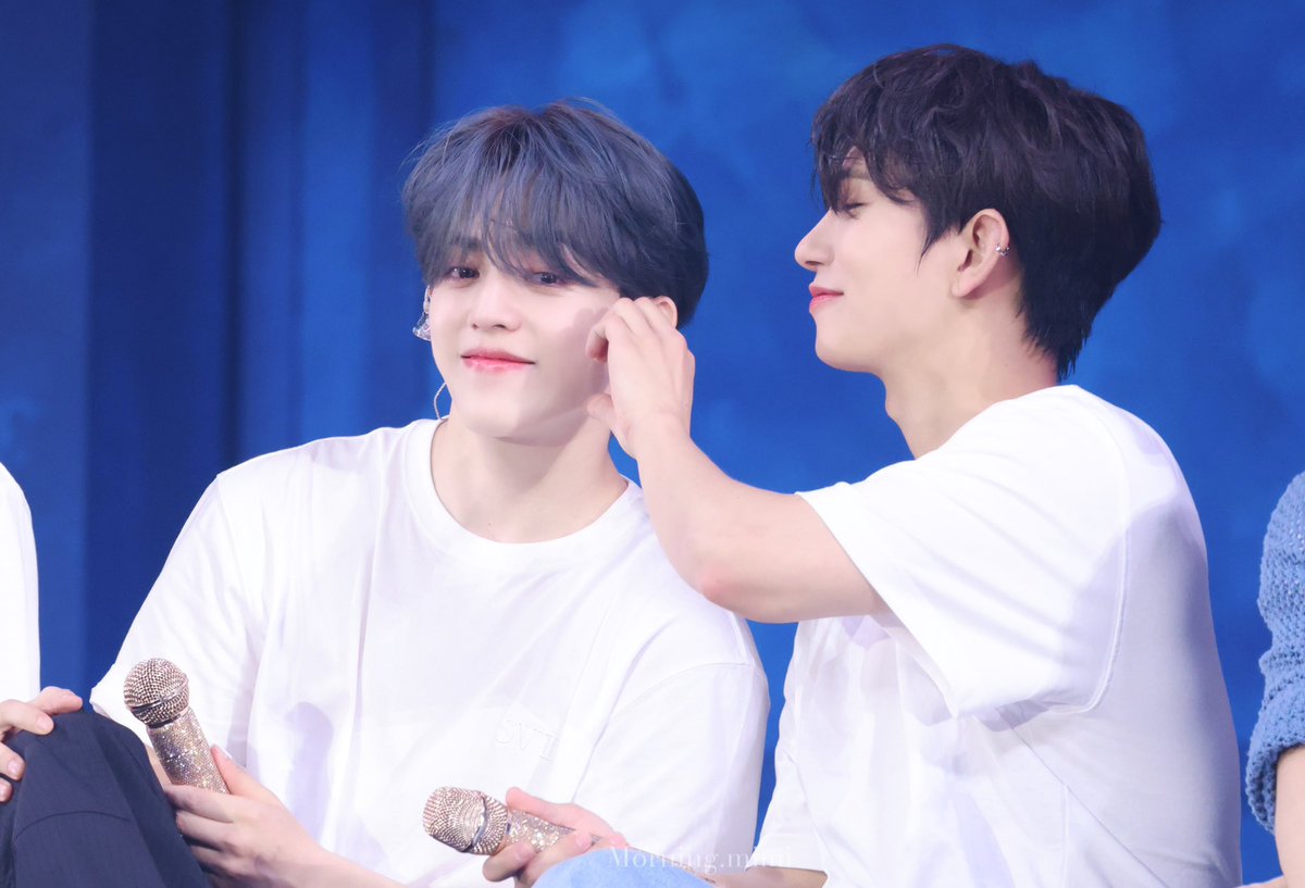 cheolsoozone's tweet photo. Cheolsoo tonight!! 

🤍                                           🖤 https://t.co/08NXdsGQYg