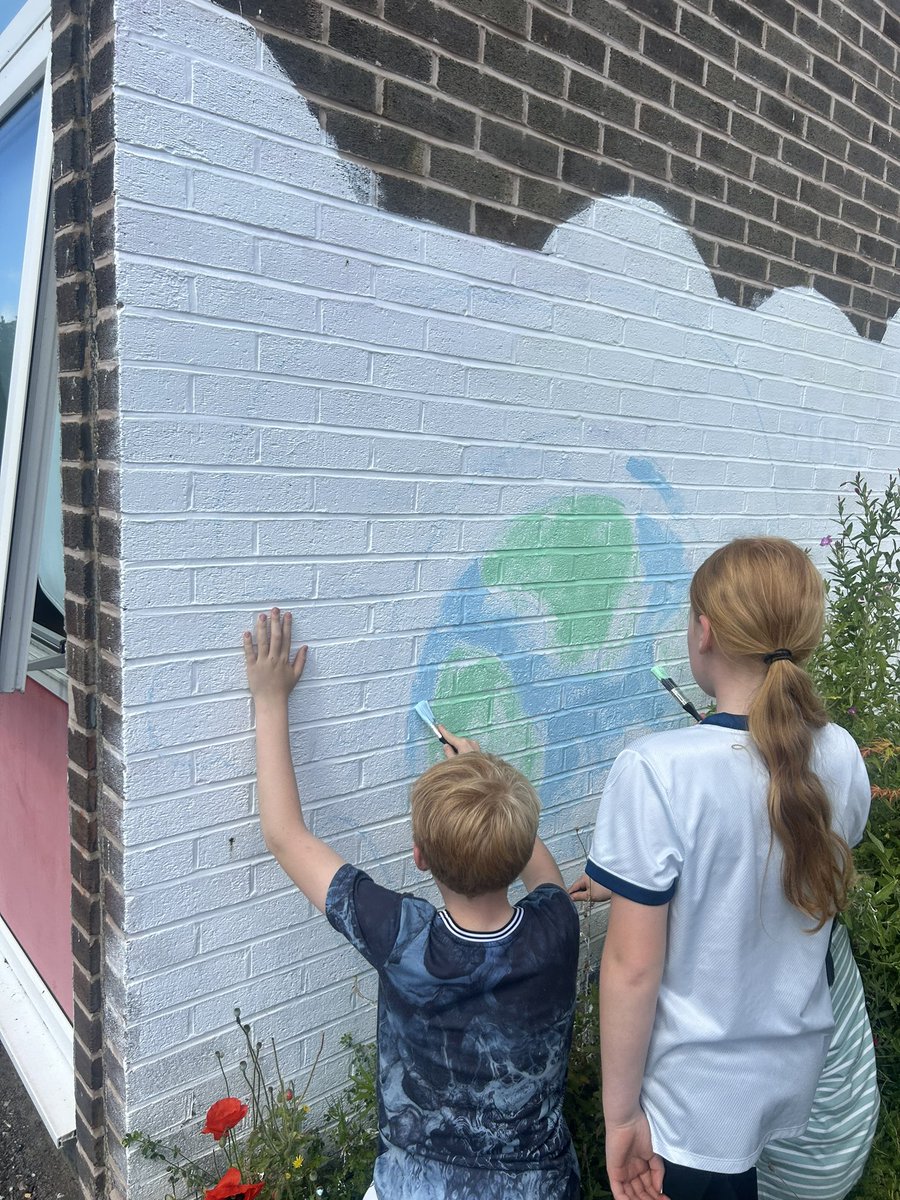 Y5Redgate's tweet image. We’ve been waiting for a sunny couple of days all term as our wall needed a revamp. Proud of these children, mostly Y6, who chose to spend their last hour or so @Redgate_Primary creating something for the whole school to enjoy when the sun finally shone today!☀️🌍🌈👏🏻💖 #RCPArt