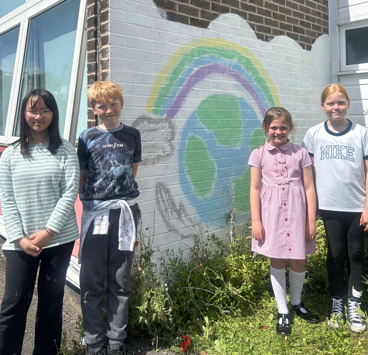 Y5Redgate's tweet image. We’ve been waiting for a sunny couple of days all term as our wall needed a revamp. Proud of these children, mostly Y6, who chose to spend their last hour or so @Redgate_Primary creating something for the whole school to enjoy when the sun finally shone today!☀️🌍🌈👏🏻💖 #RCPArt