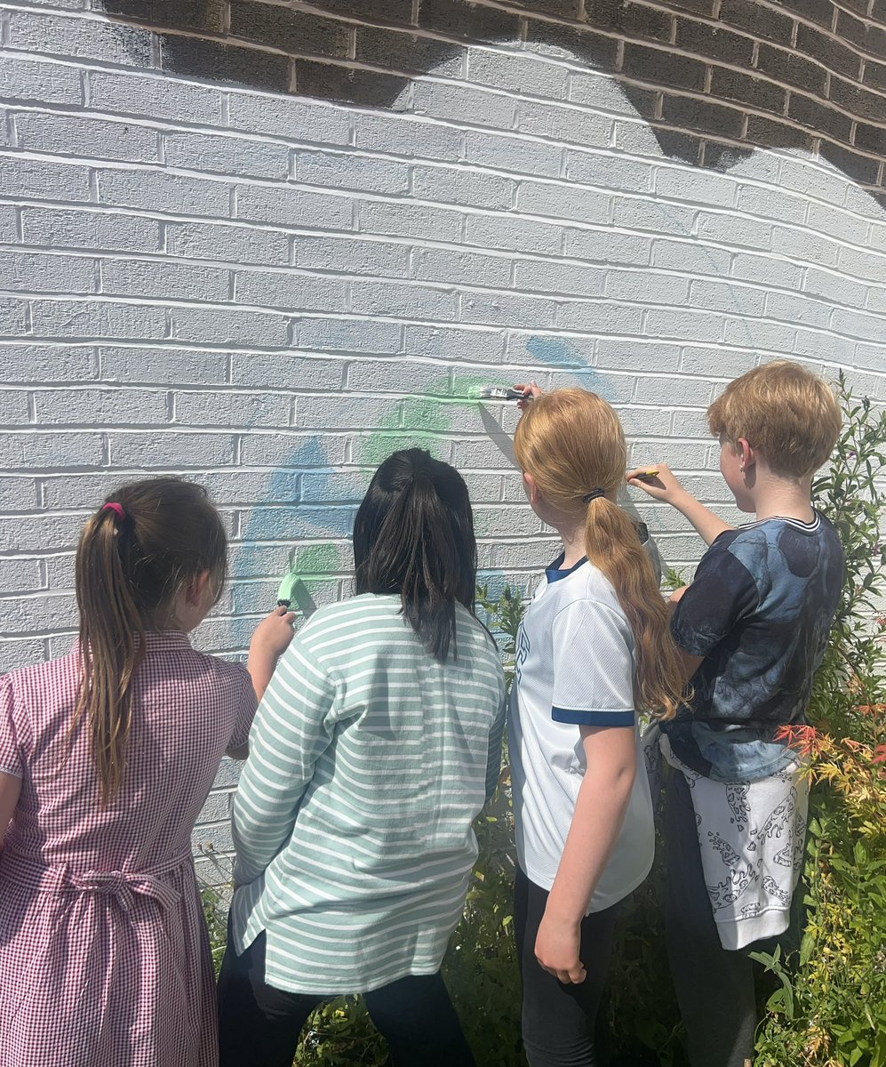 Y5Redgate's tweet image. We’ve been waiting for a sunny couple of days all term as our wall needed a revamp. Proud of these children, mostly Y6, who chose to spend their last hour or so @Redgate_Primary creating something for the whole school to enjoy when the sun finally shone today!☀️🌍🌈👏🏻💖 #RCPArt