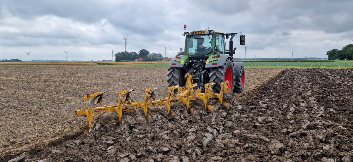 RijkJoost's tweet photo. 15 jaar heeft de proef BASIS gedraaid. 2 percelen gangbaar en 3 bio, de vergelijking tussen NKG (met en zonder woelen) en ploegen.

Schitterende proef, een hele bult informatie verzameld, maar nu is het klaar

Ploegen, egaliseren en weer op naar nieuwe proeven 🤠

#fendtastic https://t.co/KaEJYygCkS