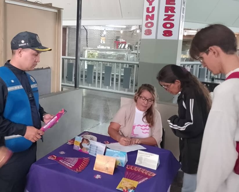 Ofic_Inamujer's tweet photo. #Táchira | Jornada del #Inamujer Mujeres Por La Erradicación De La Violencia, brindó Conversatorio y Defensoría Móvil con atención legal a mujeres afectadas por la violencia de género, en la parroquia San Sebastián del municipio San Cristóbal

#AfirmativosYPaLante
@NicolasMaduro https://t.co/Wol4zXHlSK