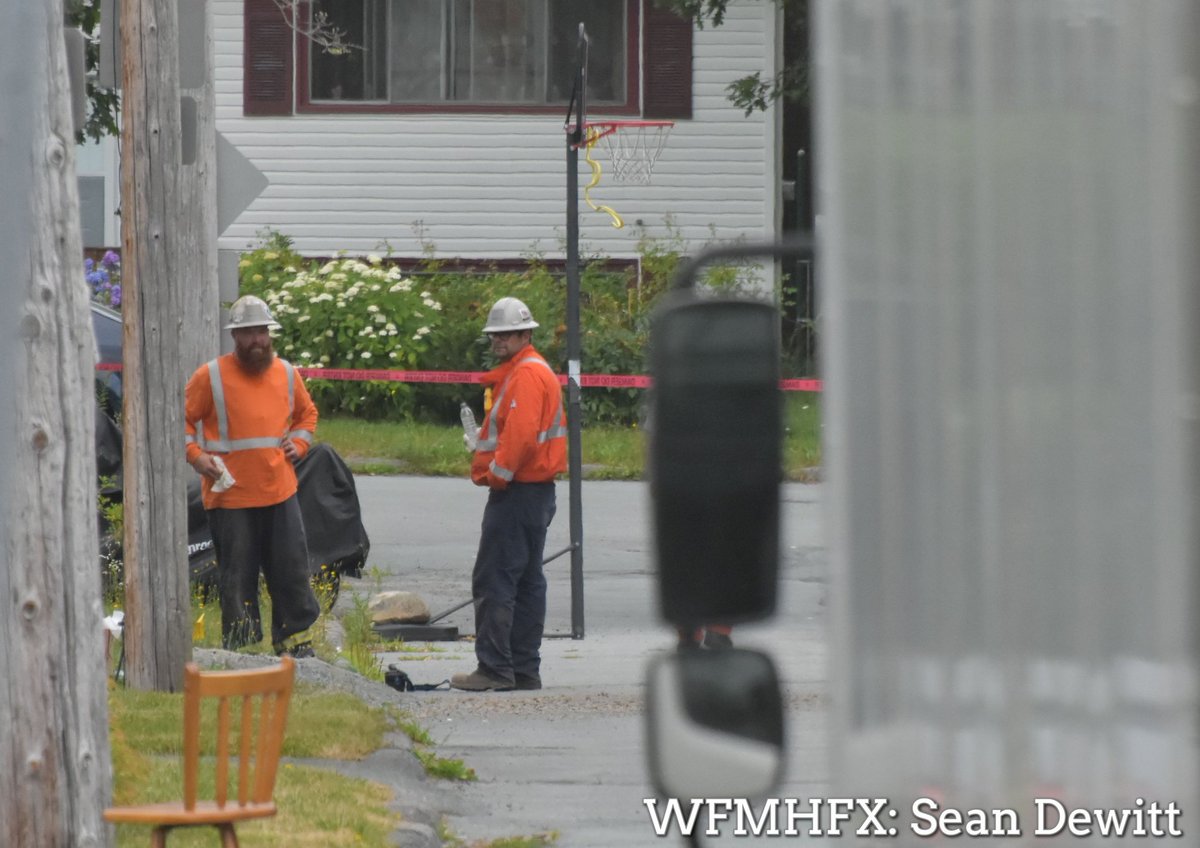 HfxMda's tweet photo. Via Eastward Energy

Gas leak on Monique Ave has been fully contained. There is no release of gas, as the line has been effectively pinched. There is no threat to public safety. Our crews, in collaboration with HRFE on site to ensure that measures are taken to restore the area https://t.co/PlasrWanfx