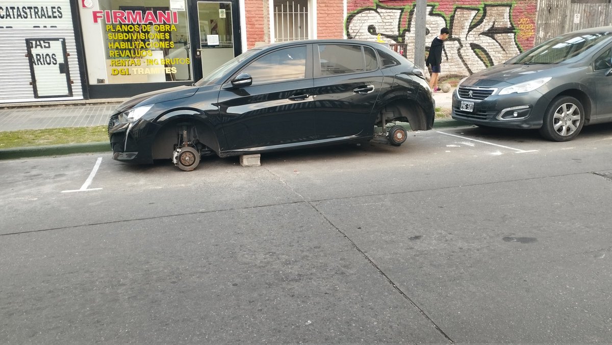 gr_1981's tweet photo. @dievalen jajaja, esos impuestos van a multas sin importar que te falten las ruedas, maten o roben... Caseros ciudad abandonada https://t.co/bapmHLKBj7