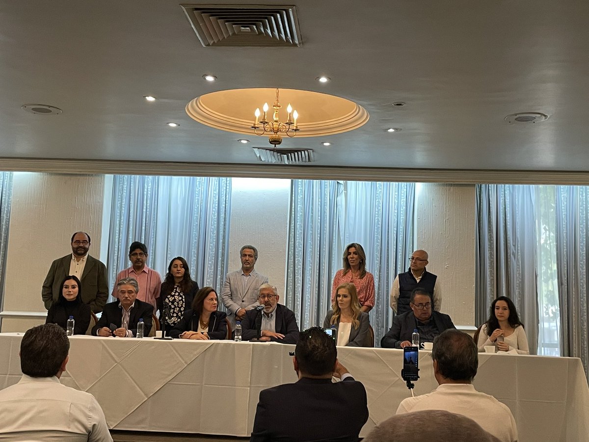 ferbelaunzaran's tweet photo. .@macariomx habla en conferencia para dar a conocer los primeros 25 miembros de la Comisión de Consulta sobre nueva fuerza política, así como foros y acciones contra el atraco de la sobrerrepresentación. 

Entre ellos @leonardovaldesz @ceciliasotog  @DeniseMeadeG @JoseLuisBeat https://t.co/7oGTIQ3V88