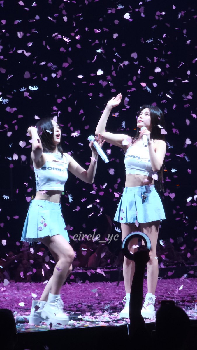circle_yc's tweet photo. 20240720

玩彩帶的兩隻小貓😽

#ITZY #있지 #MIDZY #믿지
#ITZY_in_TAIPEI
#ITZY_BORNTOBE 
#ITZY_WORLD_TOUR https://t.co/7ZvVsQG5Ug
