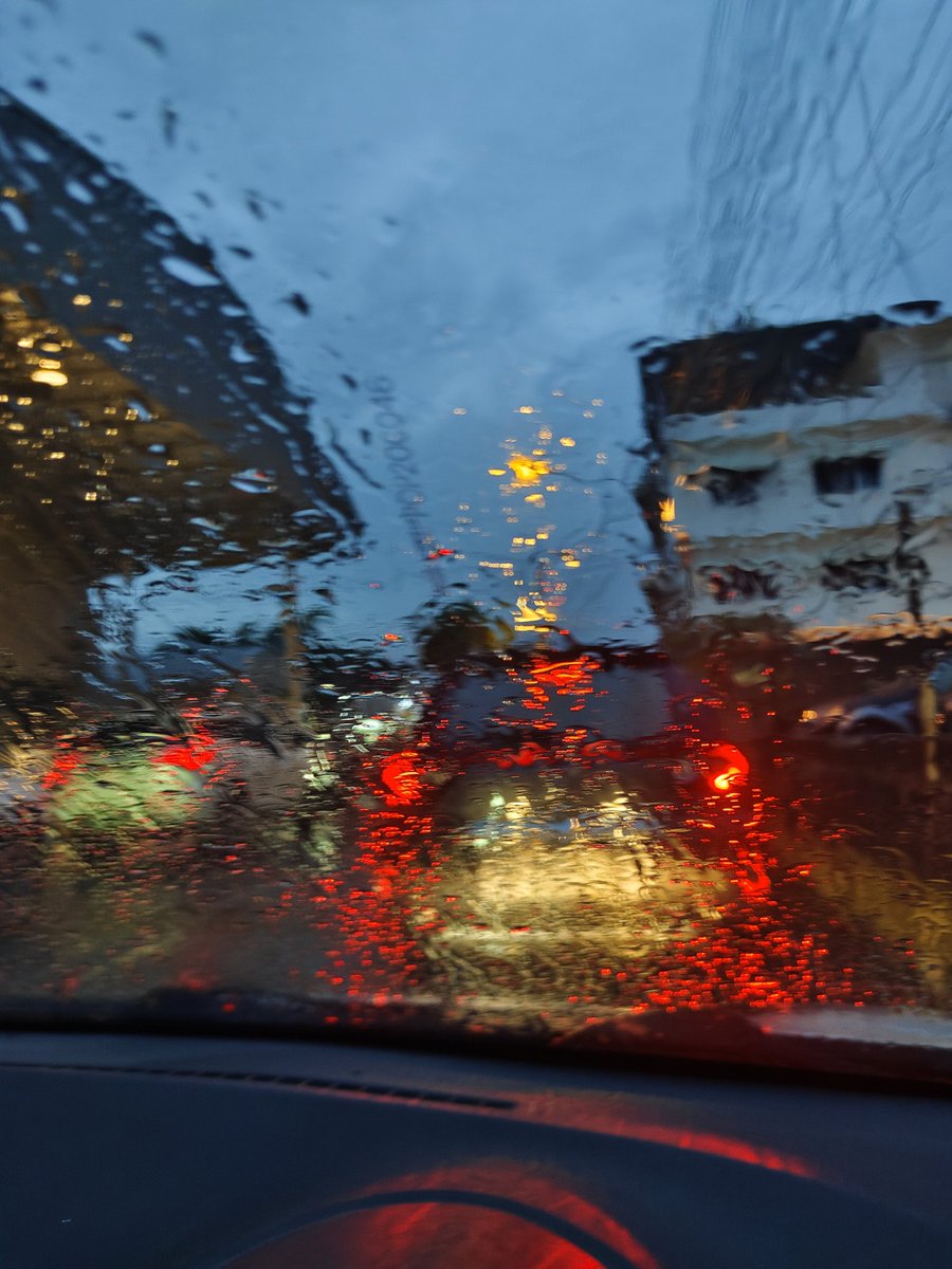 ฝนตกๆแบบนี้ ......ในรถจะมีคนเห็นป่าวน๊า🤔