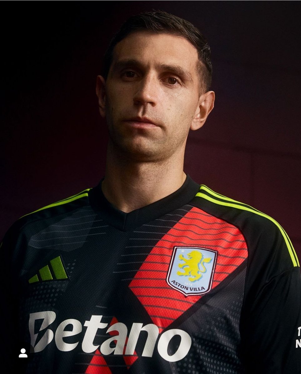 anthonyds's tweet photo. Villa 🤝 Argentina GK kit. Love it! #UTV #AVFC https://t.co/Hk4Y0EGt2C