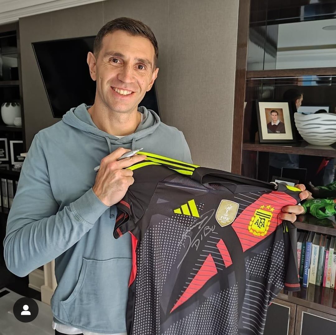 anthonyds's tweet photo. Villa 🤝 Argentina GK kit. Love it! #UTV #AVFC https://t.co/Hk4Y0EGt2C