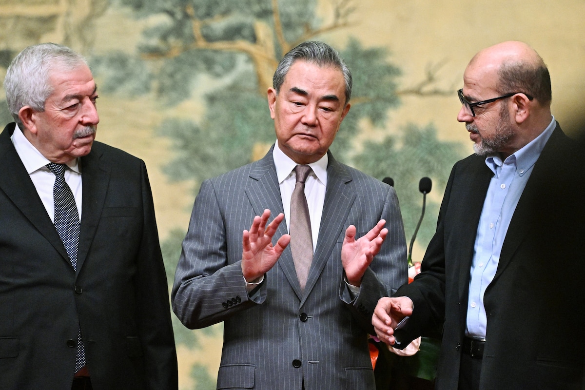 ChallengeYCL's tweet photo. In a historic moment yesterday, China brokered the signing of the “Beijing Declaration” by 14 Palestinian factions, aimed at ending division and strengthening Palestinian unity. 🇨🇳🇵🇸 

The “Beijing Declaration” has achieved several important consensuses: unity among the 14 factions, affirmation of the Palestine Liberation Organisation as the legitimate representative of the Palestinian people, the need for an interim government dedicated to post-conflict reconstruction in Gaza, and eventually the establishment of an independent State of Palestine in accordance with UN resolutions.

The declaration also saw the two largest rival factions in Palestine, Hamas and Fatah, set aside their differences in the face of Israel’s ongoing genocide. 

Chinese Foreign Minister Wang Yi emphasised China’s enduring support for the Palestinian cause, noting that China was among the first countries to recognise the PLO and the State of Palestine.