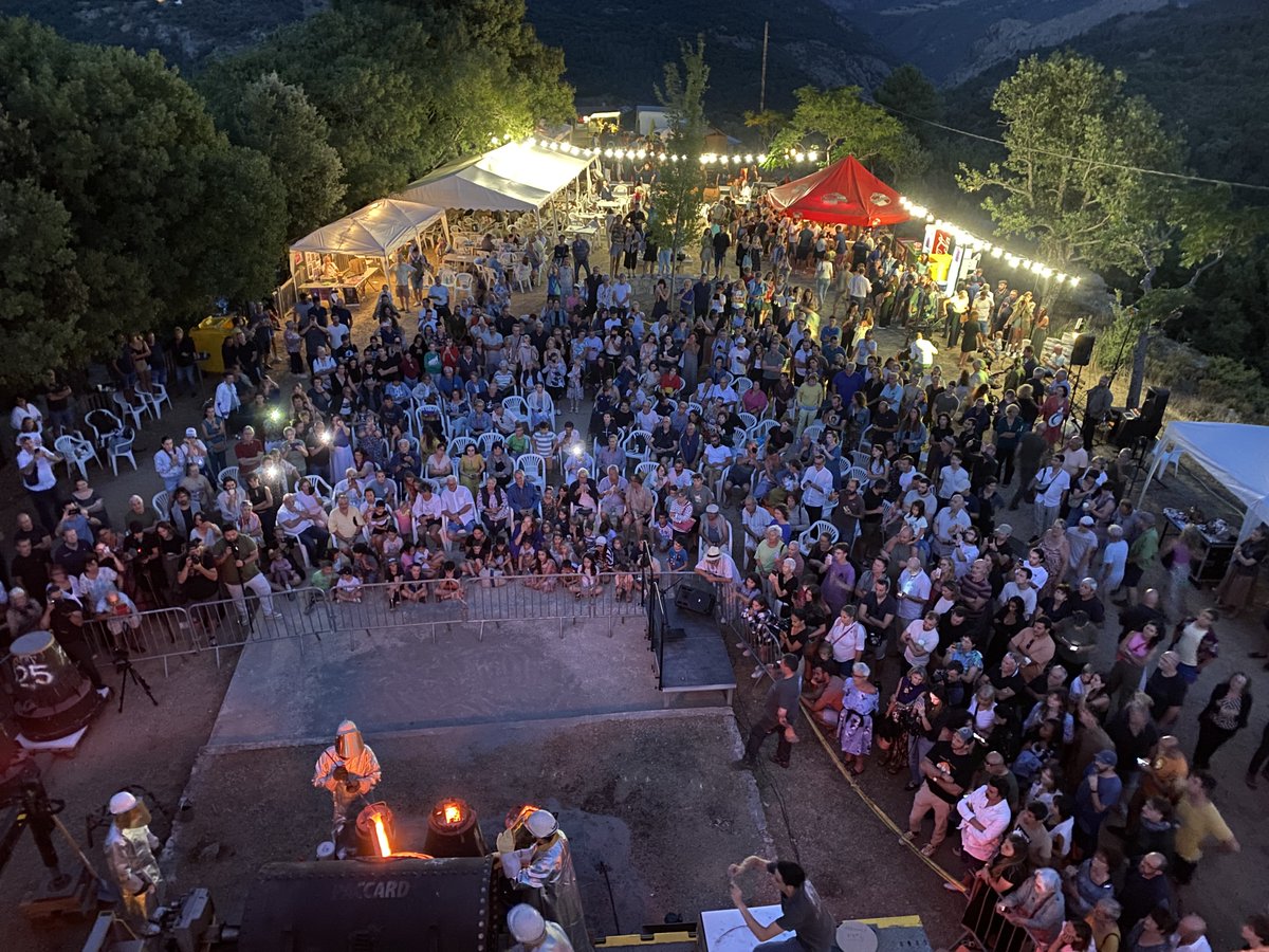 AntoneCasanova's tweet photo. Stonda storica per a Corsica !
Coulée et naissance de 6 cloches sur la place de l'église de Pioggiula. 
Emuzione è gioia per stu scontru di i campanari. 
U nostru campanile ritruverà u so "Si" cù una quarta campana, chì serà battizata Santa Marta. https://t.co/PfCi0cI299