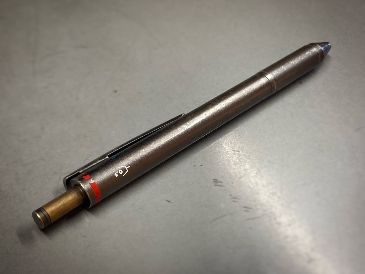 ron2_tweet's tweet image. 20年以上は使っているかも知れない、ボールペン。
何回か落としたり、忘れて来たりしたけど、奇跡的に手元に戻って来た。
 #rotring #4in1