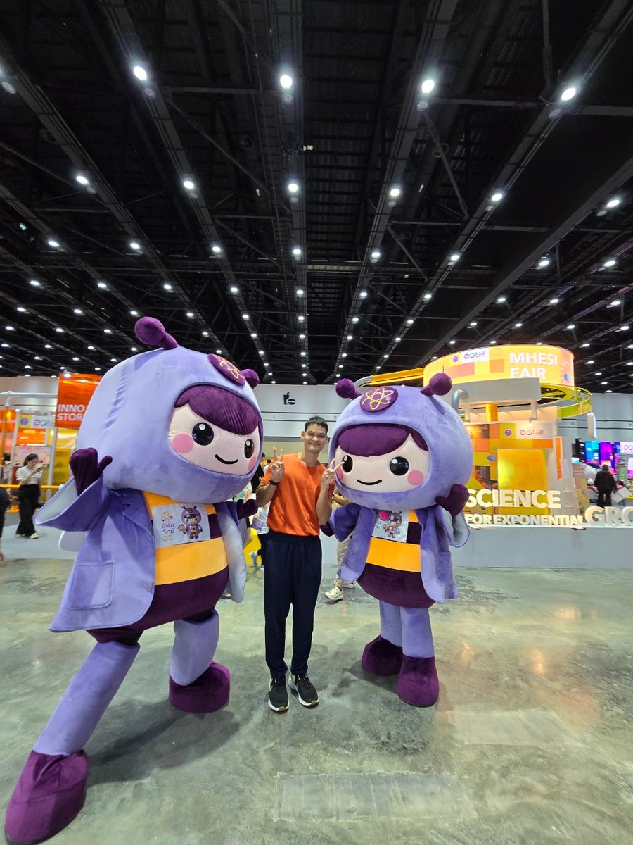 tootsyreview's tweet photo. ในงานมีตัวน้อง Mascot น่ารักเยอะมากๆเลย บอยชอบน้องตัวนี้ที่สุด น่ารักมากครับ ก็เลยขอถ่ายรูปกับน้องซะหน่อยครับ
#อว #อวFair #futureThailand #SciPower #กระทรวงอว #MHESI #กระทรวงการอุดมศึกษาวิทยาศาสตร์วิจัยและนวัตกรรม #อวFAIR #ศุภมาสเพื่ออว #อวforall https://t.co/vVaG9HJDtW
