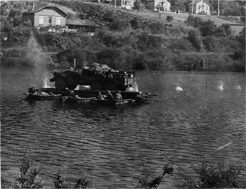 Heisenberg_PzVI's tweet photo. 1944年8月25日フランス、セーヌ川
渡河中に攻撃を受けている 米軍 #DodgeWC https://t.co/oVOVstOi3b