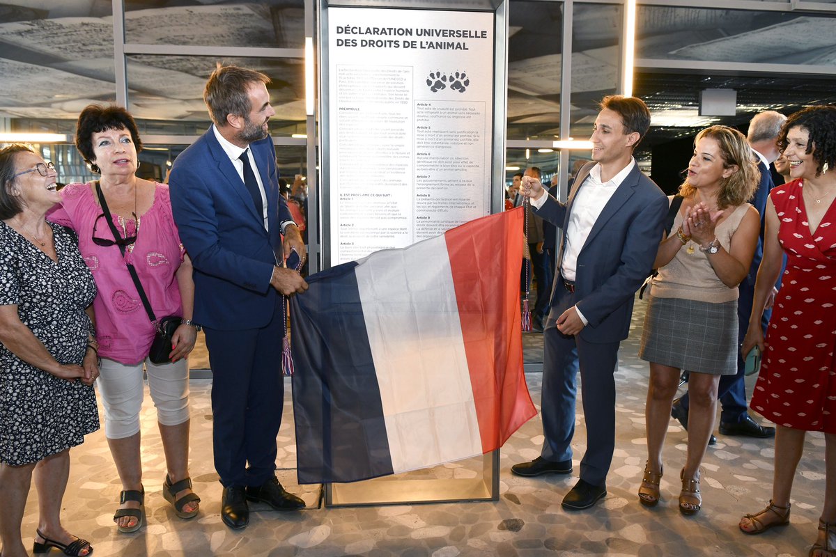 GpeSocEcoloRep's tweet photo. @MDelafosse, aux côtés de @bbel34, a dévoilé la plaque dédiée à la Déclaration universelle des droits de l’animal proclamée par la @fondationLFDA en 1978. 
Montpellier, 2ème ville la plus éthique de France, témoigne son engagement pour la biodiversité et l’environnement 🌿 https://t.co/43kgwfnJXg