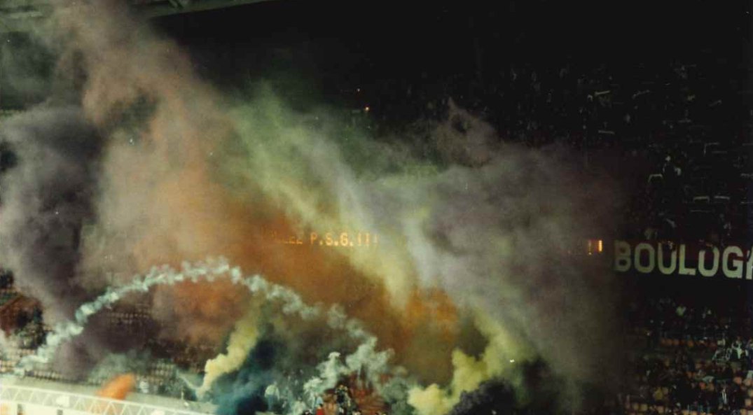 psgtifos's tweet photo. Craquage PSG - Anderlecht 
24.11.1992

Coupe UEFA 
Coupe d'Europe 

Tribune Boulogne 
Boulogne boys 
Kop Of Boulogne 

#allezparissg #belgique #colore #pyro #fumigene #rtl https://t.co/QVZ0AEIHhV