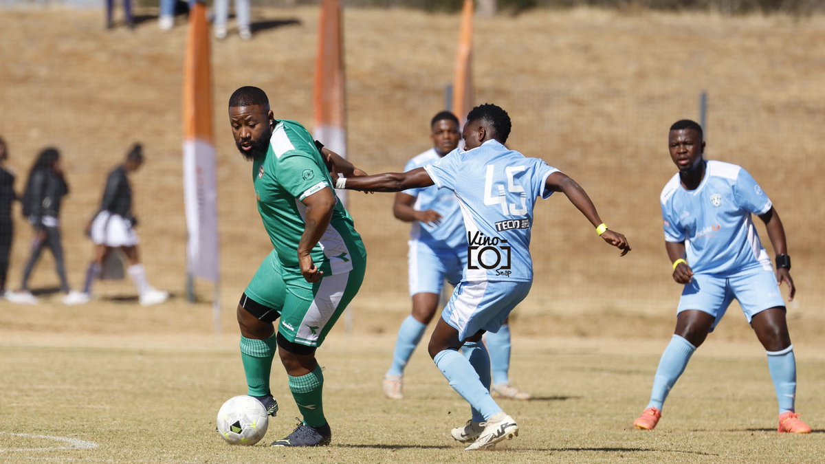 snap_vino's tweet photo. One thing that makes @casspernyovest stand out is his ability to SCAN\ Check side mirrors even before receiving the ball. Heโs always one step ahead of his opponent. Number 45 is pressing the wrong guy to impress the coach. Uzoshelela emini Bafo. #KHUZEKA https://t.co/dSo7wye0mF