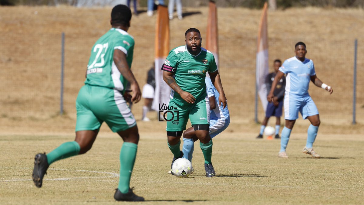 snap_vino's tweet photo. One thing that makes @casspernyovest stand out is his ability to SCAN\ Check side mirrors even before receiving the ball. Heโs always one step ahead of his opponent. Number 45 is pressing the wrong guy to impress the coach. Uzoshelela emini Bafo. #KHUZEKA https://t.co/dSo7wye0mF