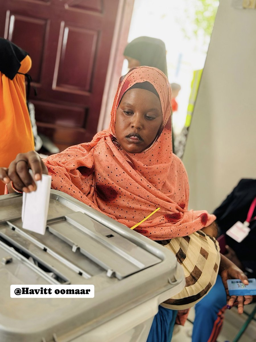 HESaidADeni's tweet photo. Dadkaygow halkan in aad soo gaartaan wax sahlan mahan, sidaasi darteed u dulqaata ,Qoraxda, Dabaysha iyo Haraadka waa hal maalin oo aad gudaneysaan xaqa aad u leedihiin in aad codeysaan, in aad wax doorataan lana idin dooran karo.
#DOORASHADA Garoowe,Dangoroyo iyo Godob-jiiraan. https://t.co/li6iudWXWe
