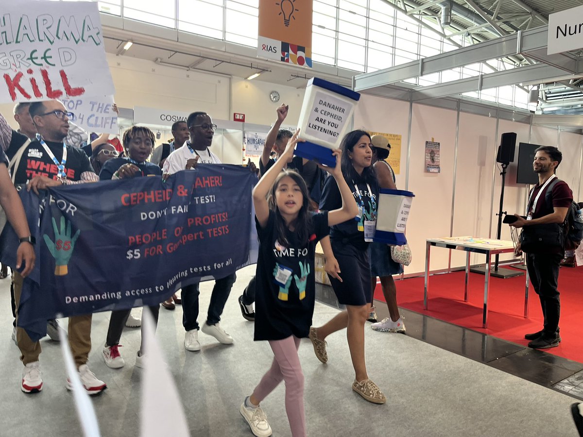 The youngest campaigner at the protest today calling on <a href="/DanaherCorp/">Danaher Corporation</a> and <a href="/CepheidNews/">Cepheid</a> to drop the price to $5 now ! ✊🏼✊🏼✊🏼 #IAS2024