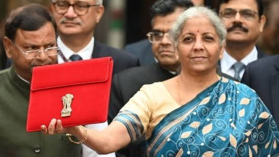 गरीबों को मिली सबसिडी,अमीरों को मिला रिबेट,
मिड्ल क्लास तुम टीवी देखो, तुमको मिला डिबेट।।
वित्त मंत्री निर्मला सीतारमन ने किया बजट पेश
#IncomeTaxReturn
#Budget2024  #IncomeTax #Nirmalasitaraman #LTCG #STCG