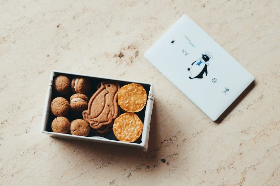 日々のおやつ」という名のペンギンのクッキー缶が7/25からオンライン