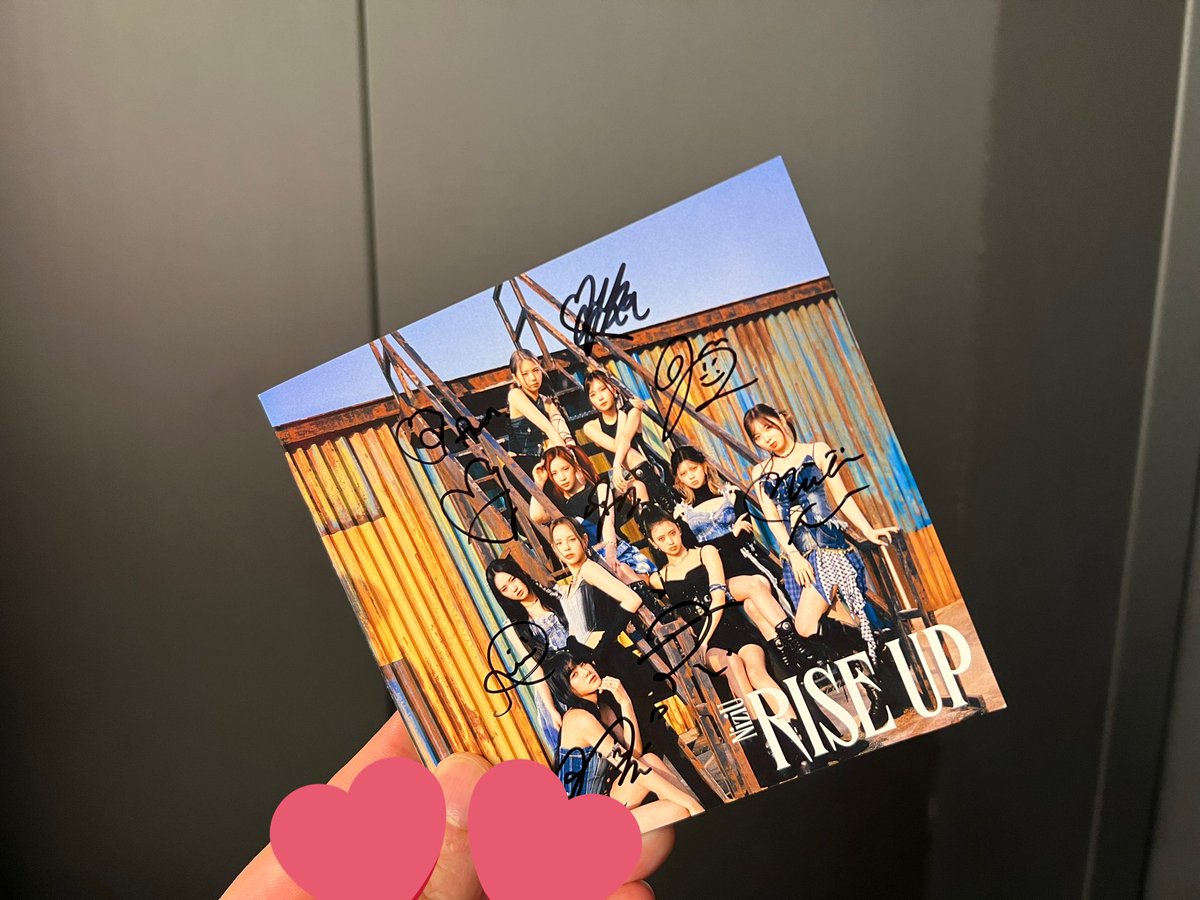 Nicole03machu's tweet photo. 全員サイン会楽しかった✍️
めちゃくちゃ近かったし、時間結構あった🫶
ジャケ写選べるのも良かった💯

レポはリクちゃんだけ📝

待機中暑かった〜😇

🥣がんばりましょ🤝

#NiziU #NiziU_RISEUP
#NiziU_1stEP #RISE_UP
#NiziU_全員サイン会 #NiziU_リリイベ
#RIKU https://t.co/x9siHnnfXk