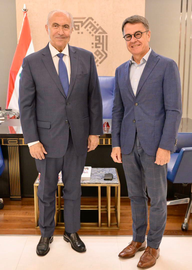 fmakhzoumi's tweet photo. بحثتُ مع  السفير البلجيكي في لبنان كون فيرفاك الأوضاع الإقليمية والدولية في ضوء الحرب في قطاع غزة والتطورات في الجنوب، حيث شددتُ على ضرورة وضع حد للحرب الدائرة في غزة وتحييد لبنان عن أي معركة، وتطبيق القرار 1701 بكافة مندرجاته ومن قبل كافة الأطراف. 

ناقشنا أهمية تعزيز العلاقات بين لبنان وبلجيكا وال��عاون على مختلف الصعد، فضلاً عن أهمية الدعم الأوروبي للبنان في المحافل الدولية بما فيها دعم بروكسيل الدائم لبلدنا. كما أن مساهمة أوروبا في ��يجاد الحلول لملف النازحين السوريين يرفع عن كاهل لبنان تبعات اقتصادية واجتماعية نتجت عن هذا الملف.

وشددت أخيرًا على ضرورة الإسراع في انتخاب رئيس للجمهورية وتشكيل حكومة قادرة على مواجهة الأزمات القائمة لأنهما السبيل الأسرع لإنقاذ لبنان.