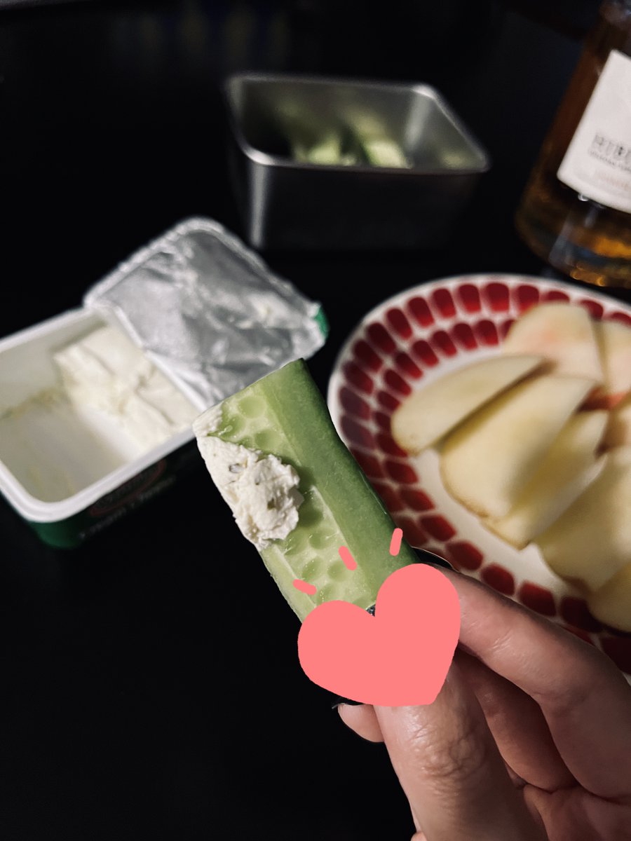 今夜は響のロック
またおつまみが変わっていて、きゅうりとガーリックチーズで食べてみたら、意外に美味しかったです😋
乾杯!🥃