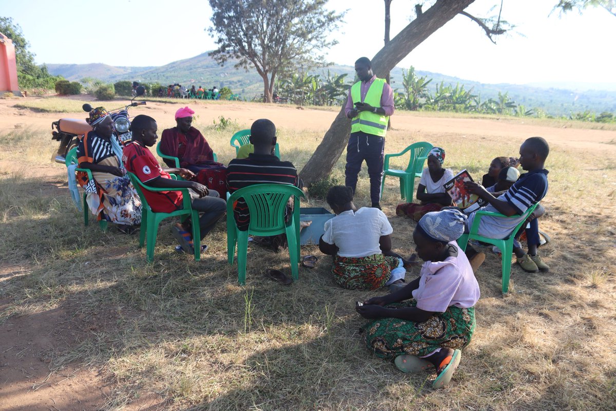 kisoboka_africa's tweet photo. Community engagement is key to the success of our SCOBA program
Our staff member meets with parents at a local school, sharing financial literacy and entrepreneurship skills
We're building a supportive network for achieving financial and educational goals
#ItsPossible
#SCOBA https://t.co/rUfFpjyYqw