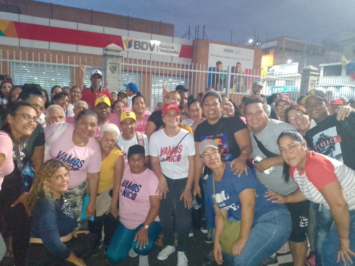 BrigadasCHCH's tweet photo. ¡La Guaira es territorio del Gallo Pinto!

El pueblo con amor en respaldo al @NicolasMaduro 

¡Venceremos siempre! https://t.co/VYDQrYGL6g