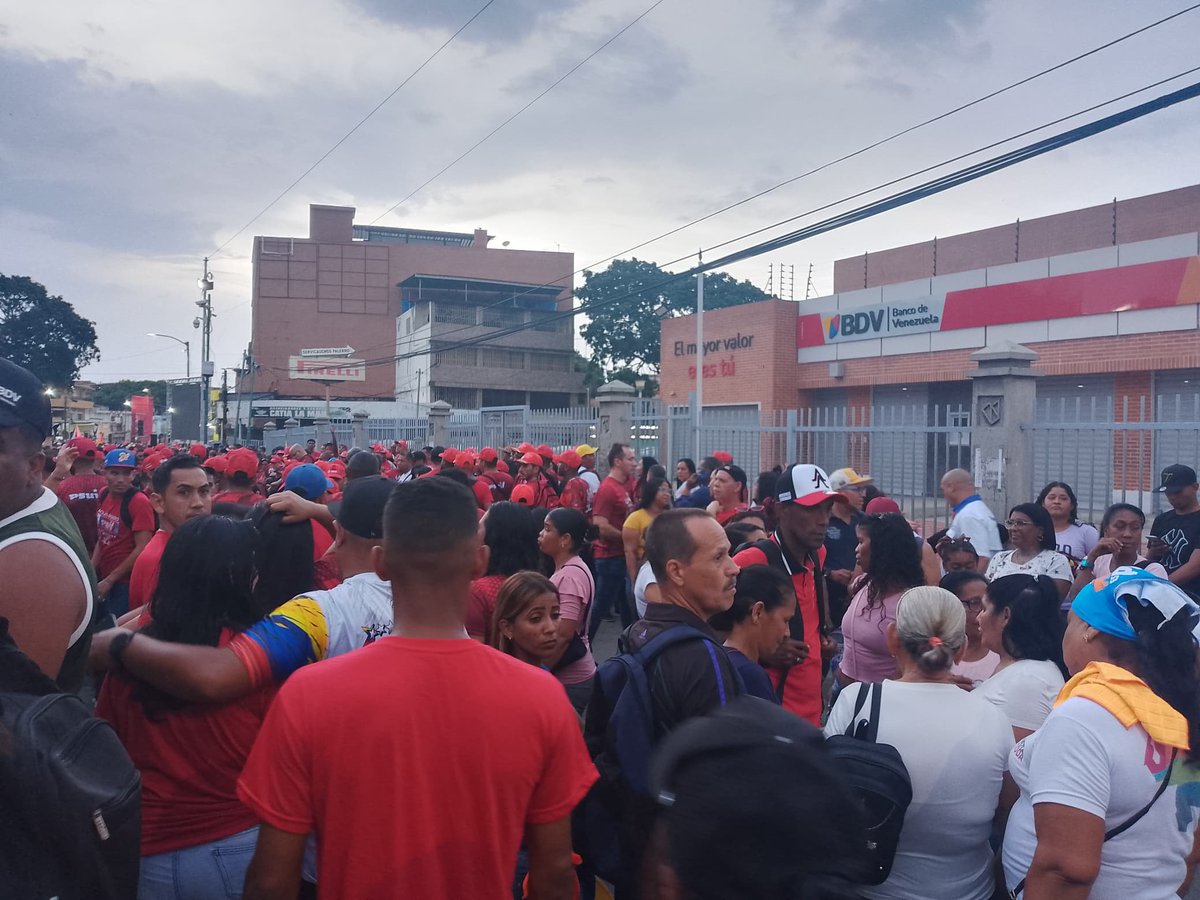 BrigadasCHCH's tweet photo. ¡La Guaira es territorio del Gallo Pinto!

El pueblo con amor en respaldo al @NicolasMaduro 

¡Venceremos siempre! https://t.co/VYDQrYGL6g
