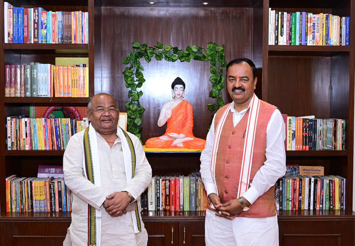 kpmaurya1's tweet photo. आज लखनऊ के सात कालिदास मार्ग स्थित कैम्प कार्यालय पर पूर्व सांसद मा0 श्री राजेश वर्मा जी से आत्मीय भेंटकर कुशल क्षेम लिया।

@MPRajeshVerma https://t.co/sezaAiACQ7