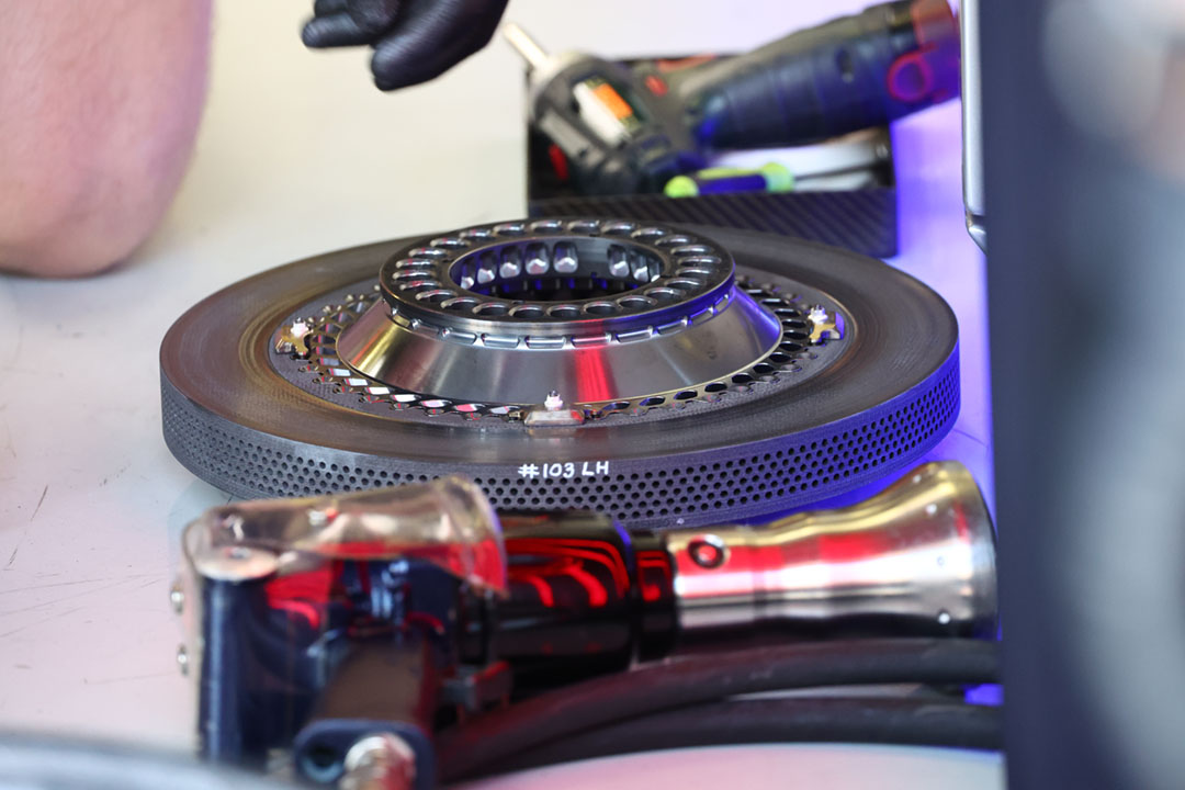 BremboBrakes's tweet photo. At the braking point of Turn 5 at Circuit de Spa-Francorchamps, drivers experience a maximum deceleration of 4.5 g and must apply a force of 135 kg on the brake pedal. The braking power generated in this process is 2,401 kW. https://t.co/8lByaheWcH