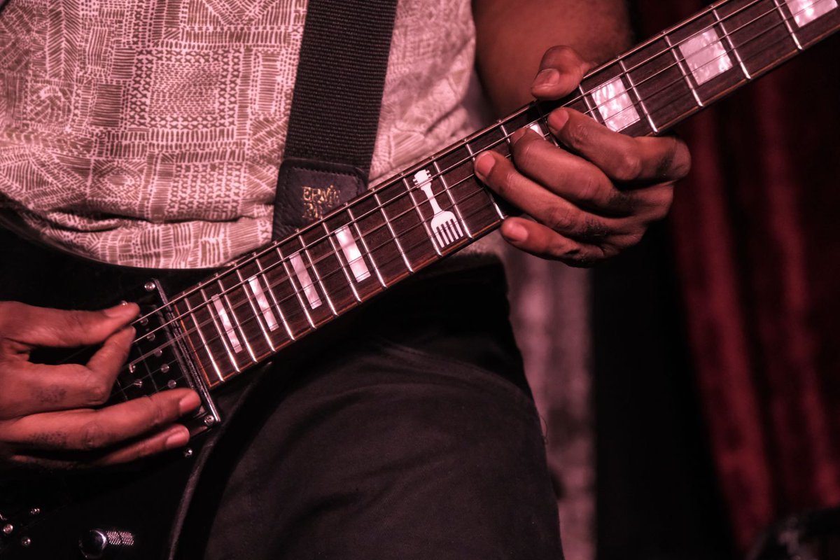 therealsabatta's tweet photo. This logo means #SHRED
'HOW TO GET EVEN' album out everywhere from Spotify to Bandcamp
Let him cook 🍳!! Nah, let me COMB! 🪮🤘🏾🎸🔥
#SABATTA #LONDON #ROCK #GUITAR https://t.co/zRUWDMdw8x