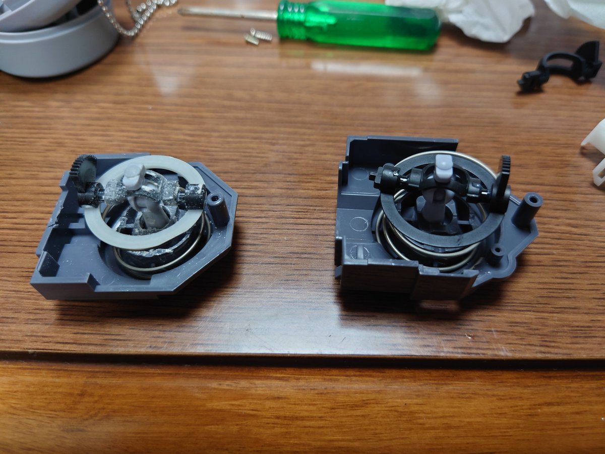 Kemtex_Ninja's tweet photo. 任天堂のガチャ
コントローラーボタン コレクション2で64の3Dスティックを入手。
早速実機と比較したけど、ほとんど同じ構造でびっくり。

実機のスティックも嵌まる。

#N64
#コントローラーボタンコレクション2 https://t.co/2KS7RgP5qz