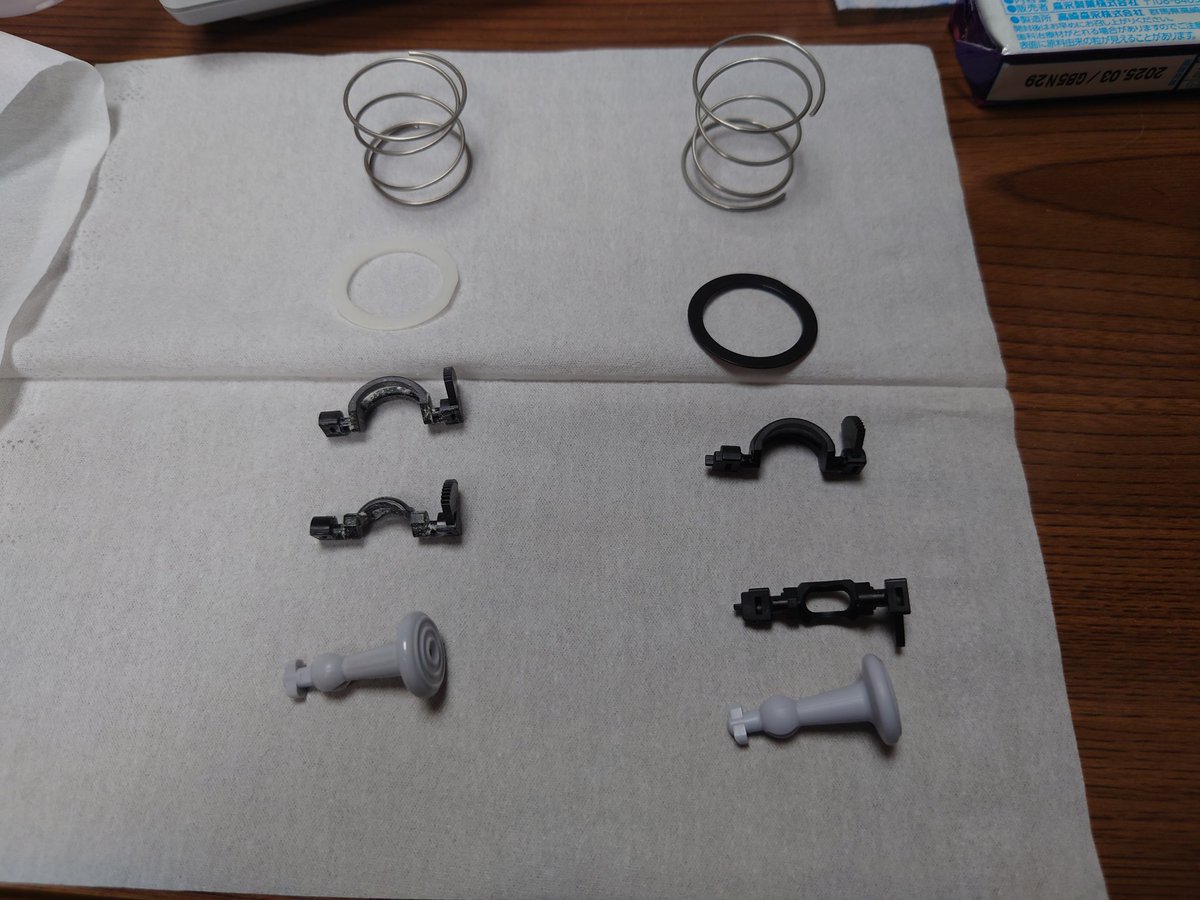 Kemtex_Ninja's tweet photo. 任天堂のガチャ
コントローラーボタン コレクション2で64の3Dスティックを入手。
早速実機と比較したけど、ほとんど同じ構造でびっくり。

実機のスティックも嵌まる。

#N64
#コントローラーボタンコレクション2 https://t.co/2KS7RgP5qz