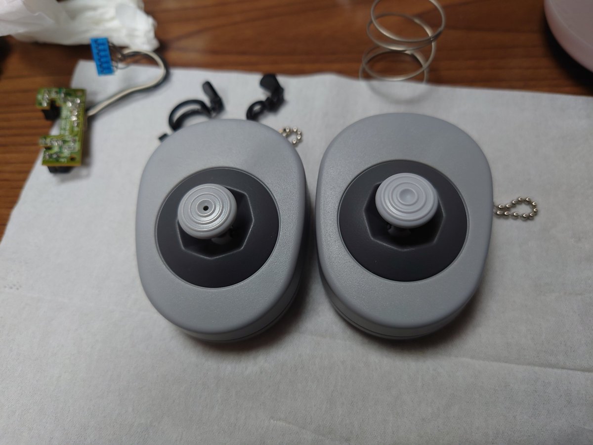 Kemtex_Ninja's tweet photo. 任天堂のガチャ
コントローラーボタン コレクション2で64の3Dスティックを入手。
早速実機と比較したけど、ほとんど同じ構造でびっくり。

実機のスティックも嵌まる。

#N64
#コントローラーボタンコレクション2 https://t.co/2KS7RgP5qz
