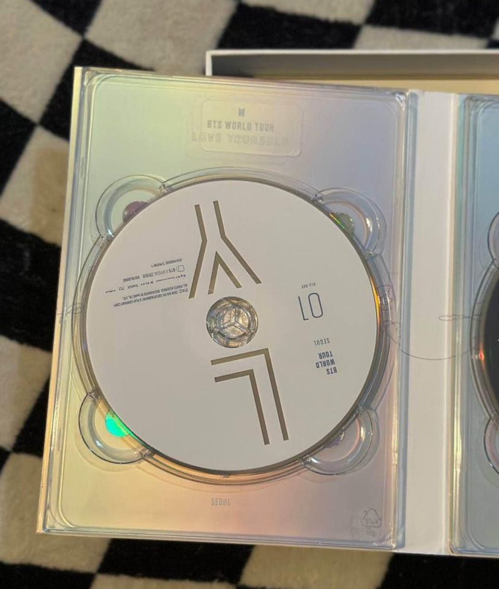 DJfunshine's tweet photo. WTS LFB PAYO PH | PLS HELP RT

BTS LY IN SEOUL
Official, Onhand, Unsealed Bluray
- outbox 
- digipak 
- 3 Blu-ray discs
- photobook - 20 pages
- mini photobook - J-Hope
condition:4/5
minor marks in the inlay and a slight crease in the outbox. No scratches on the discs. https://t.co/mWpUtPiRrl