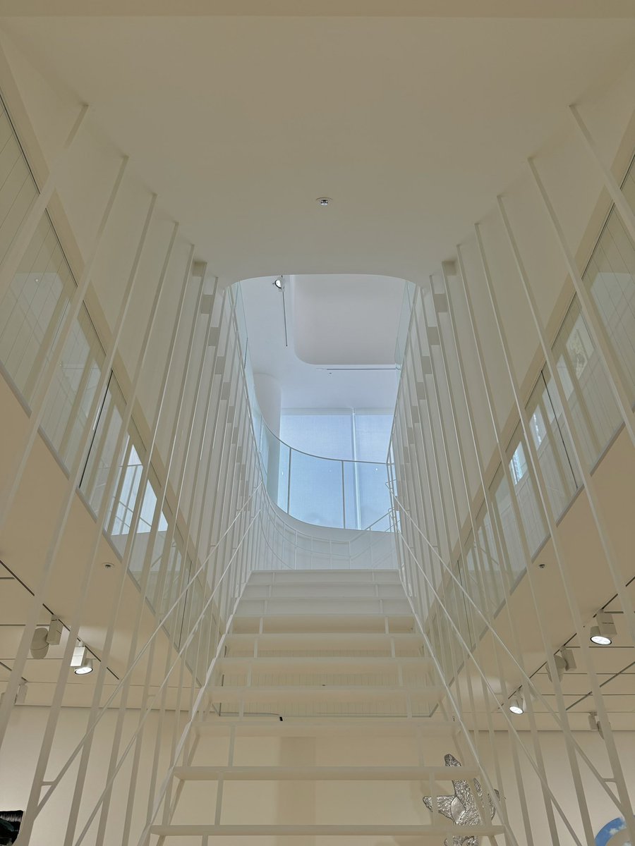 YoungdaeSong's tweet photo. 藤本さんの Pace Gallery Tokyo in Azabudai Hills
Floating staircase is softly leading into the next sequence
#藤本壮介
#SouFujimoto
#PaceGallery https://t.co/jpbxBZGHfN