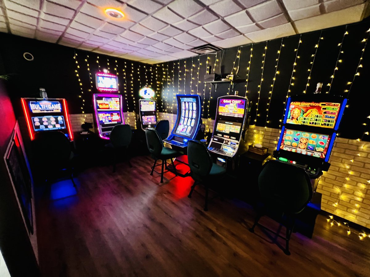 GEMGamingLLC's tweet photo. Need an escape this week? Well, head over to Maria's Pizzeria & Ristorante for some time in their Speakeasy Gaming Lounge! Great food, an amazing bar & very hip gaming area = THE PERFECT ESCAPE! Treat yourself... #morrisil
#gemrewards https://t.co/TlaXOo6NkA