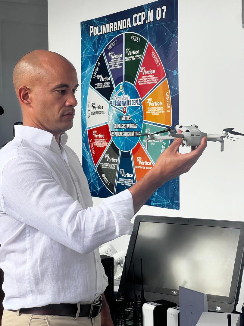garciapintojose's tweet photo. (1/2) Nuestro líder Gob @HectoRodriguez nos entrega la Sala de Georreferenciación para los Cuadrantes de Paz, instancia para el seguimiento, control, análisis, protección, videovigilancia, atención y respuesta al pueblo; así como múltiples dotaciones, ascensos, reconocimientos... https://t.co/a4MxBrVSvd