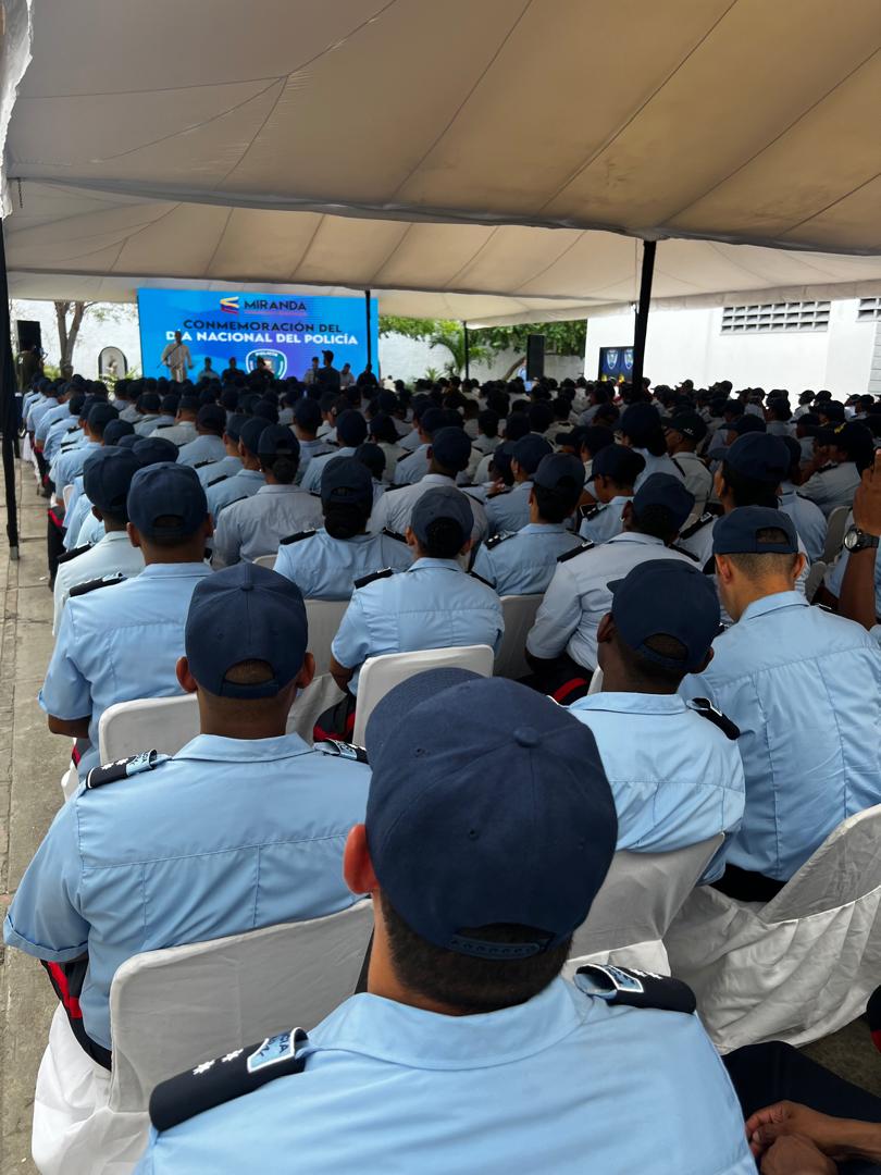 garciapintojose's tweet photo. (2/2) ...condecoraciones e incentivos enviados por nuestro Pdte @NicolasMaduro, para seguir con la dignificación de esta noble institución.

¡Todos los años hemos sido dotados, crecido y fortalecidos integralmente para defender, proteger y servir al pueblo! ¡Valor y Justicia! https://t.co/8tzzhafv0z
