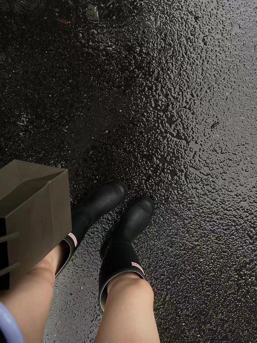 Laughingpearw's tweet image. May you be warm in the three winters, and not cold in the spring. May you have a light when it is dark and an umbrella when it rains.