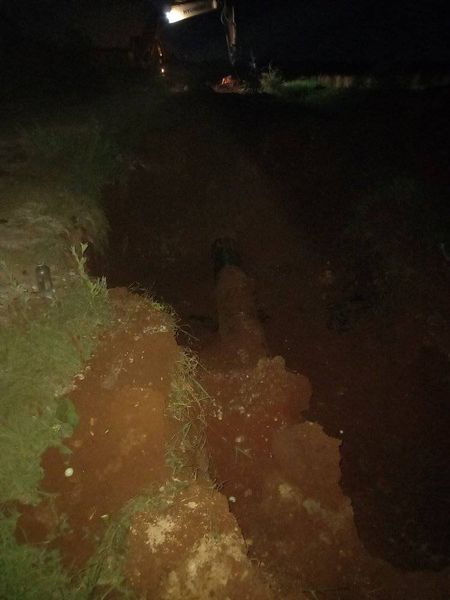 Después  de una larga jornada de trabajo queda solucionado el salidero en la  conductora de la CEN, ahora a estabilizar el servicio de abasto de agua  en el consejo popular.