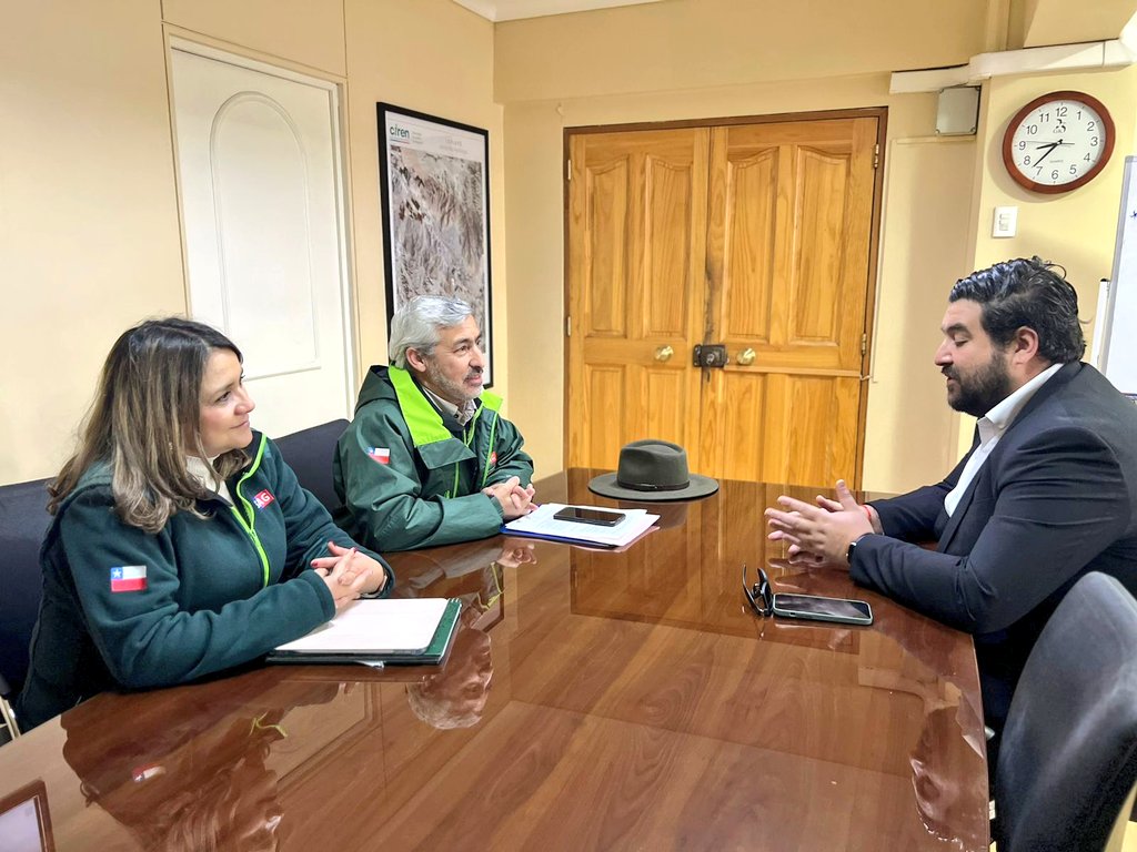 sagchile's tweet photo. En su primera actividad en la region de #Atacam, el Director Nacional del @sagchile José Guajardo Reye, se reunió con delegado regional presidencial @DPRAtacama Luis Pino en #Copiapó, para coordinar materias de contrabando de alimentos de riesgo fitosanitario https://t.co/GVXtALr11Q