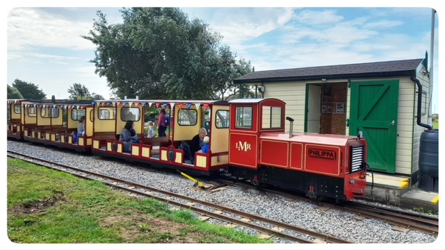 LhamptonMiniRly's tweet photo. Trains are running Wed 24th until Sun 28th July
1st train departs Mewsbrook Park 10:40am
1st train departs Norfolk Gardens 11am
Fares and alternative departure times can be found here: https://t.co/wkAv162Nav
All of course subject to weather and no technical issues
Give us a wave https://t.co/ANLwUWPozn