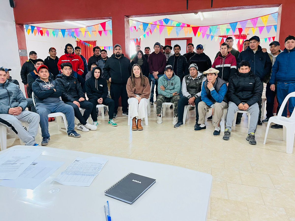 MinGobiernoRN's tweet photo. 📍A través de la Secretaría de Trabajo, la Provincia comenzó con una serie de encuentros con trabajadores de la esquila que se desempeñan en la región Sur, a fin de avanzar en una mejora de la situación laboral del sector.
🔗Conocé más: https://t.co/RZsU3sTAil https://t.co/b12ZxnFZjy